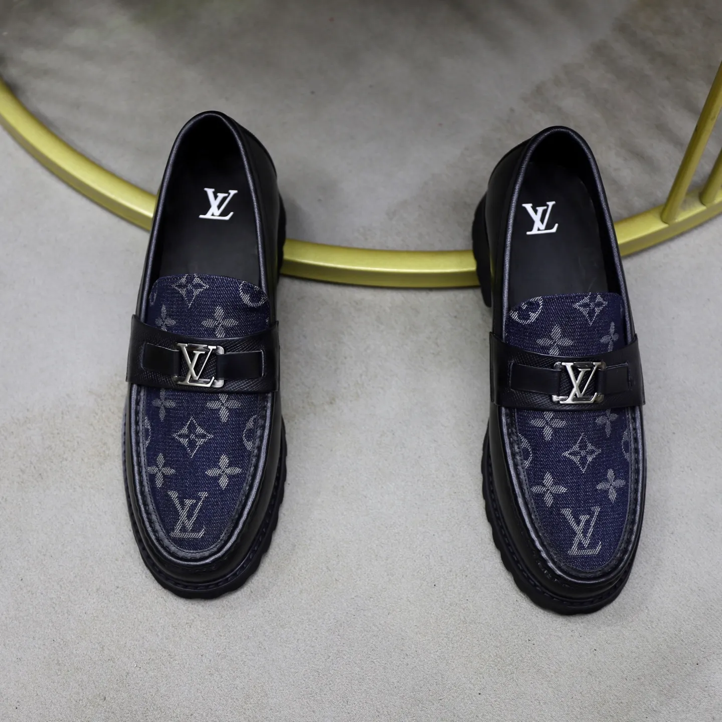 Ex-factory price: 600💰Louis Vuitton LV men's classic Oxford shoes, men's business formal boutique leather shoes, classic style, almond kernel exquisite toe, ultimate art, the whole shoe is made of imported cow leather (open edge beads), carefully selected, fine pores, excellent gloss, soft texture, strong toughness, durable and not easy to deform, apricot fetal cowhide leather lining, soft and comfortable, sweat-absorbent and breathable. Foam outsole, original box and dust bag packaging! Size: 38–44 (45/46 customized)
